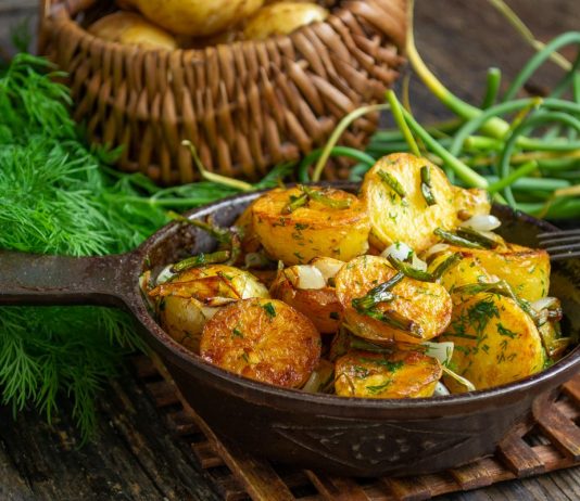 Молодая картошка, жаренная на сковороде с чесночными стрелками