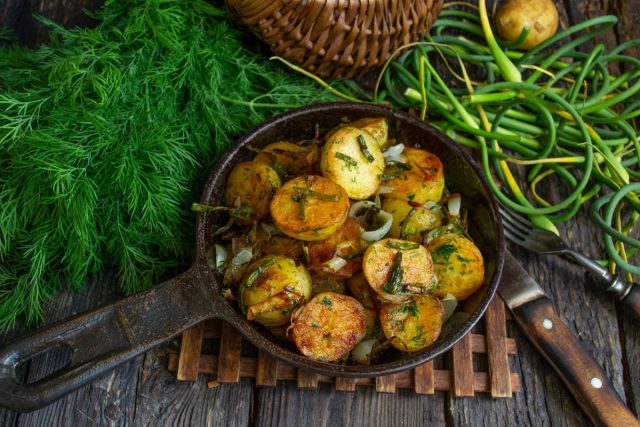 Молодая картошка, жаренная на сковороде с чесночными стрелками