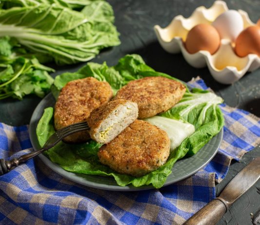 Нежные котлеты из куриных грудок с яйцом и кинзой