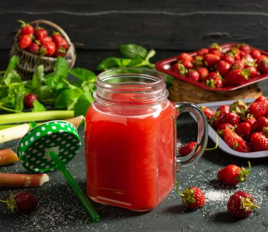 Освежающий клубничный морс с ревенем и мелиссой - Рецепты Освежающий клубничный морс с ревенем и мелиссой