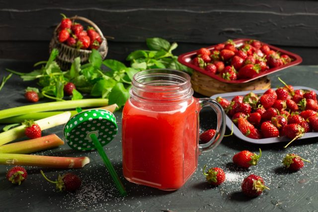 Освежающий клубничный морс с ревенем и мелиссой