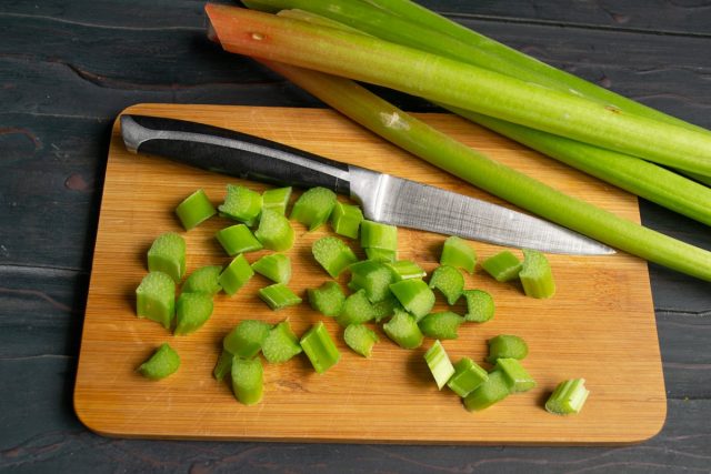 Тщательно вымытый ревень нарезаем небольшими кусочками