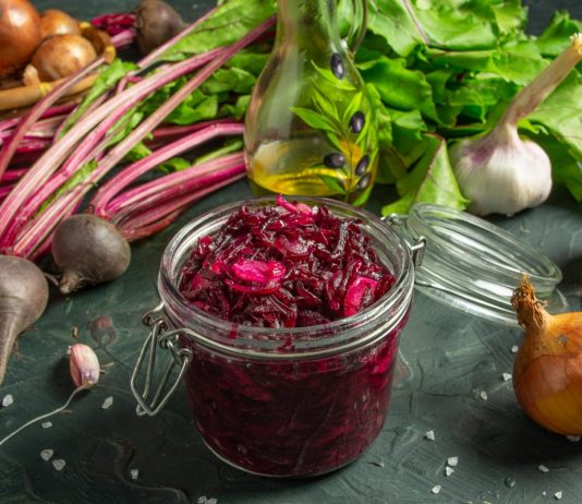 Вкусный салат из свёклы с чесноком и луком на зиму