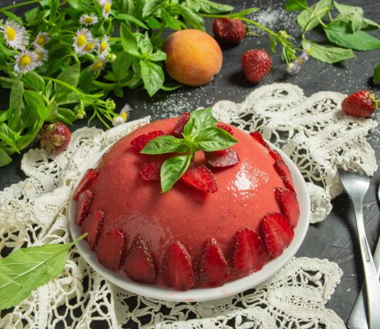 Желе из персиков с клубникой — идеальный летний десерт - Рецепты Желе из персиков с клубникой — идеальный летний десерт