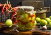 Квашеные зелёные помидоры с чесноком и чили без стерилизации