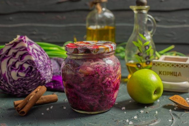 Вкусный салат из красной капусты с яблоками, луком и корицей на зиму Вкусный салат из красной капусты с яблоками, луком и корицей на зиму