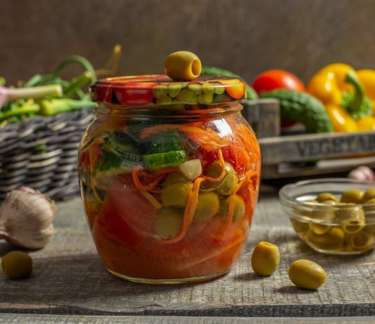 Вкусный салат из помидоров и огурцов с оливками на зиму