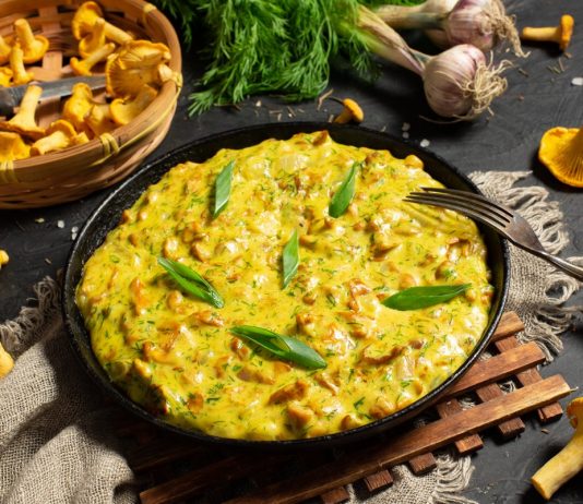 Ароматные лисички, жаренные со сметаной и луком