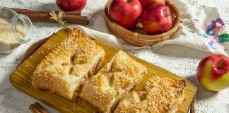 Ароматный пирог из слоёного теста с творогом, яблоком и корицей