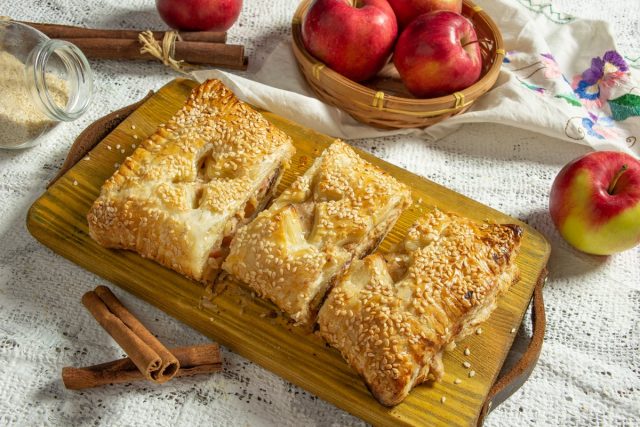 Ароматный пирог из слоёного теста с творогом, яблоком и корицей