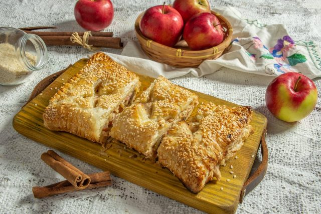 Ароматный пирог из слоёного теста с творогом, яблоком и корицей