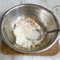 Смешиваем творог, муку, сахарный песок, добавляем корицу