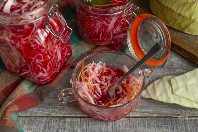 Быстрая маринованная капуста для салатов готова