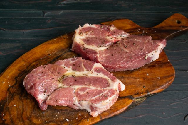 Втираем специи в мясо и смазываем стейки оливковым маслом