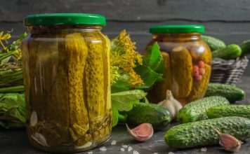 Хрустящие маринованные огурцы дольками