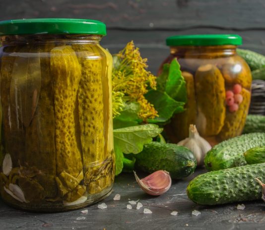 Хрустящие маринованные огурцы дольками