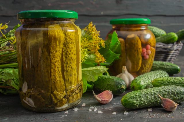 Хрустящие маринованные огурцы дольками