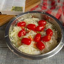 Насыпаем в миску горчицу в зернах и тмин, перемешиваем