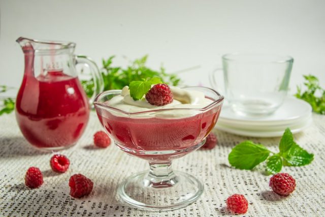 Малиновый кисель со взбитыми сливками — вкусный и простой десерт