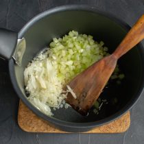 Стебли сельдерея режем небольшими кубиками