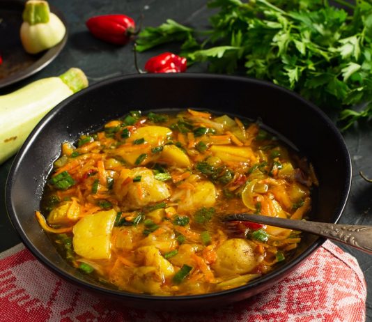 Простой картофельный суп с кабачком на говяжьем бульоне