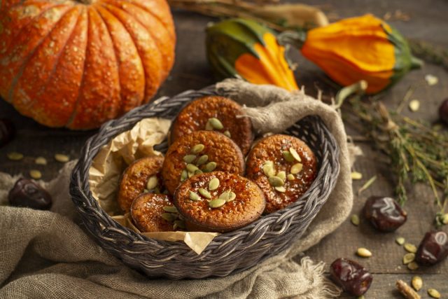 Тыквенные маффины с финиками — сладкий десерт без сахара