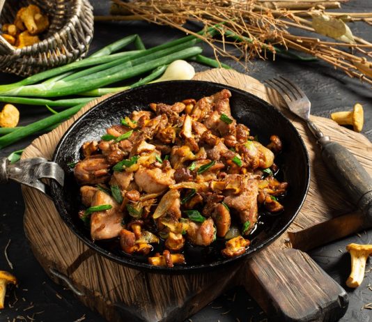 Жареная курица с лисичками — пальчики оближешь