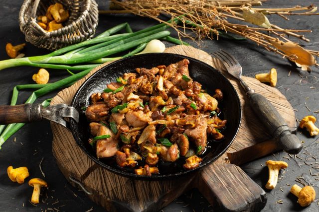 Жареная курица с лисичками — пальчики оближешь! Жареная курица с лисичками — пальчики оближешь!