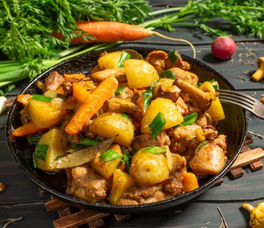 Ароматный картофель, тушенный с грибами и курицей