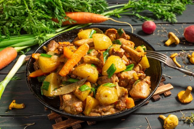 Ароматный картофель, тушенный с грибами и курицей