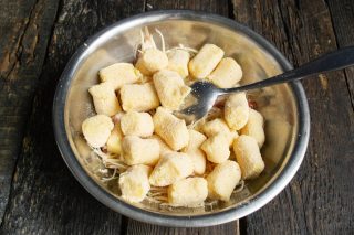 Кладём размороженные картофельные клёцки Кладём размороженные картофельные клёцки