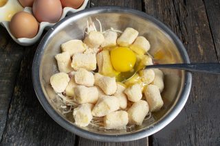Разбиваем в тесто свежие куриные яйца Разбиваем в тесто свежие куриные яйца