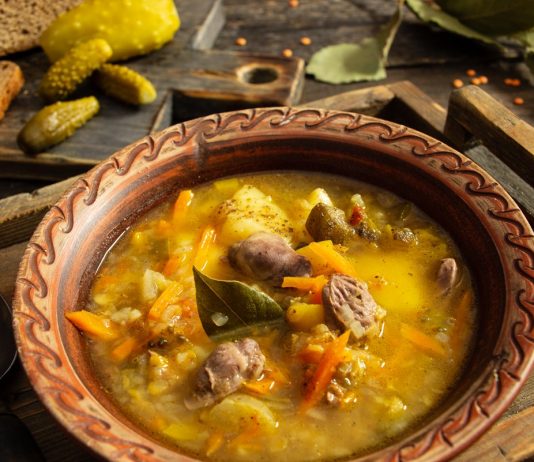 Домашний рассольник с куриными сердечками и чечевицей