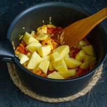 Когда овощи станут мягкими, добавляем картофель Когда овощи станут мягкими, добавляем картофель