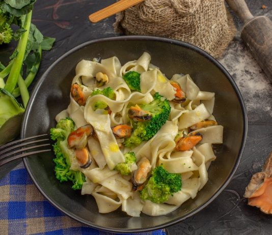 Домашняя лапша с соусом из мидий и брокколи