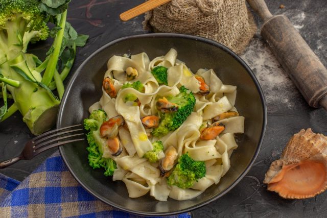 Домашняя лапша с соусом из мидий и брокколи Домашняя лапша с соусом из мидий и брокколи