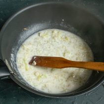Вливаем сливки или молоко, нагреваем до кипения, солим и кипятим 4 минуты