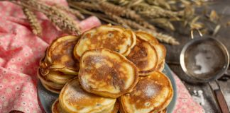 Вкусные оладушки на простокваше с финиками и изюмом