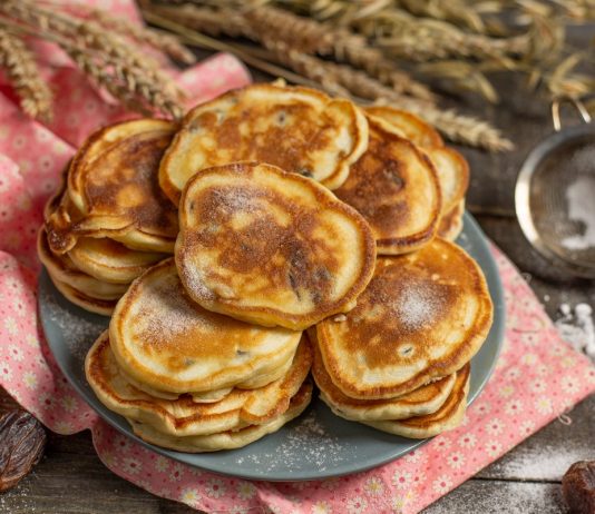 Вкусные оладушки на простокваше с финиками и изюмом