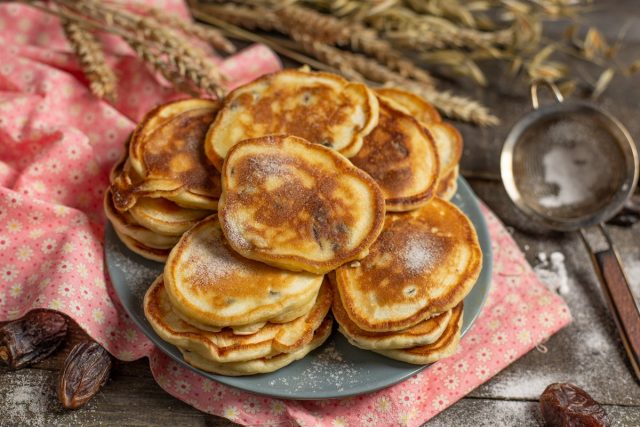 Вкусные оладушки на простокваше с финиками и изюмом