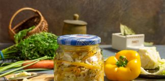 Вкусный салат из капусты, перца сладкого, моркови и лука на зиму