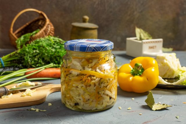 Вкусный салат из капусты, перца сладкого, моркови и лука на зиму