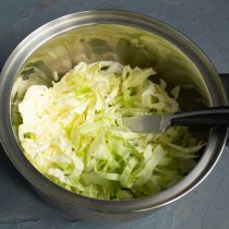 Кладём нарезанную капусту в кастрюлю