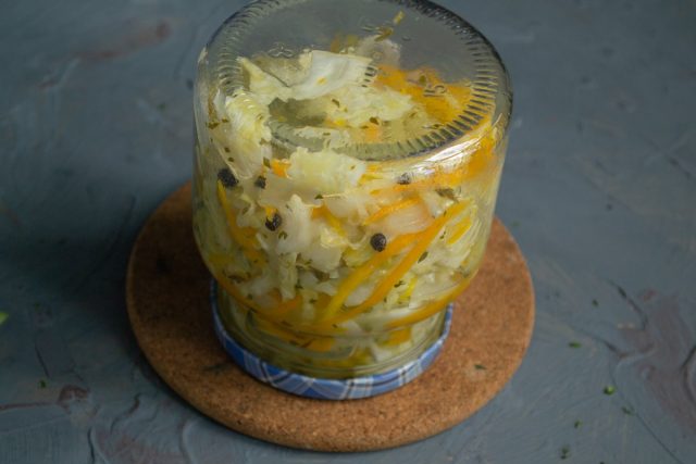 Закрываем салат из капусты, перца сладкого, моркови и лука 