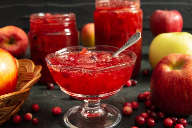 Яркое клюквенное варенье с яблоками Яркое клюквенное варенье с яблоками