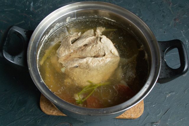 Достаём мясо и процеживаем бульон