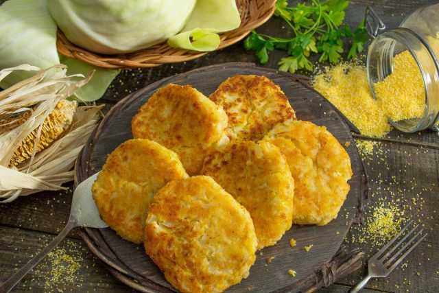 Нежные котлеты из капусты с кукурузной крупой
