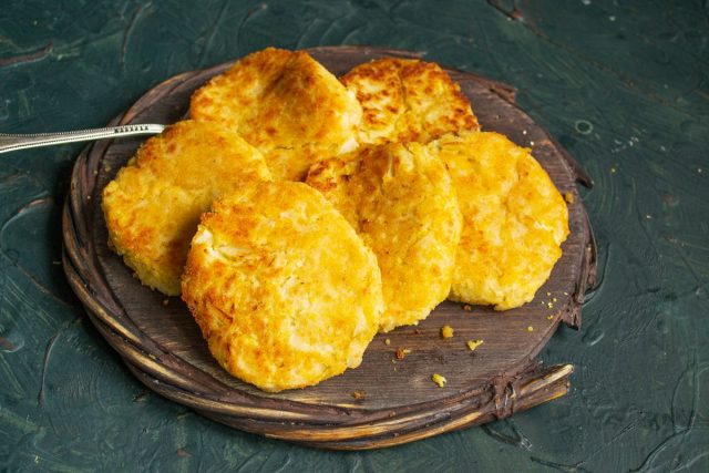Нежные котлеты из капусты с кукурузной крупой готовы