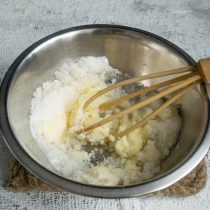 Размягченное сливочное масло взбиваем с сахаром и щепоткой соли