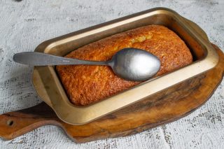 Поливаем пирог сиропом, достаём из формы